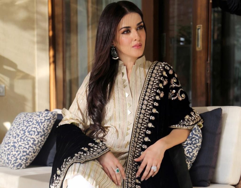 Handmade embroided velvet fancy women shawl from pakistan